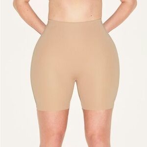 SKIMS HIP ENHANCING PADDED SHORT